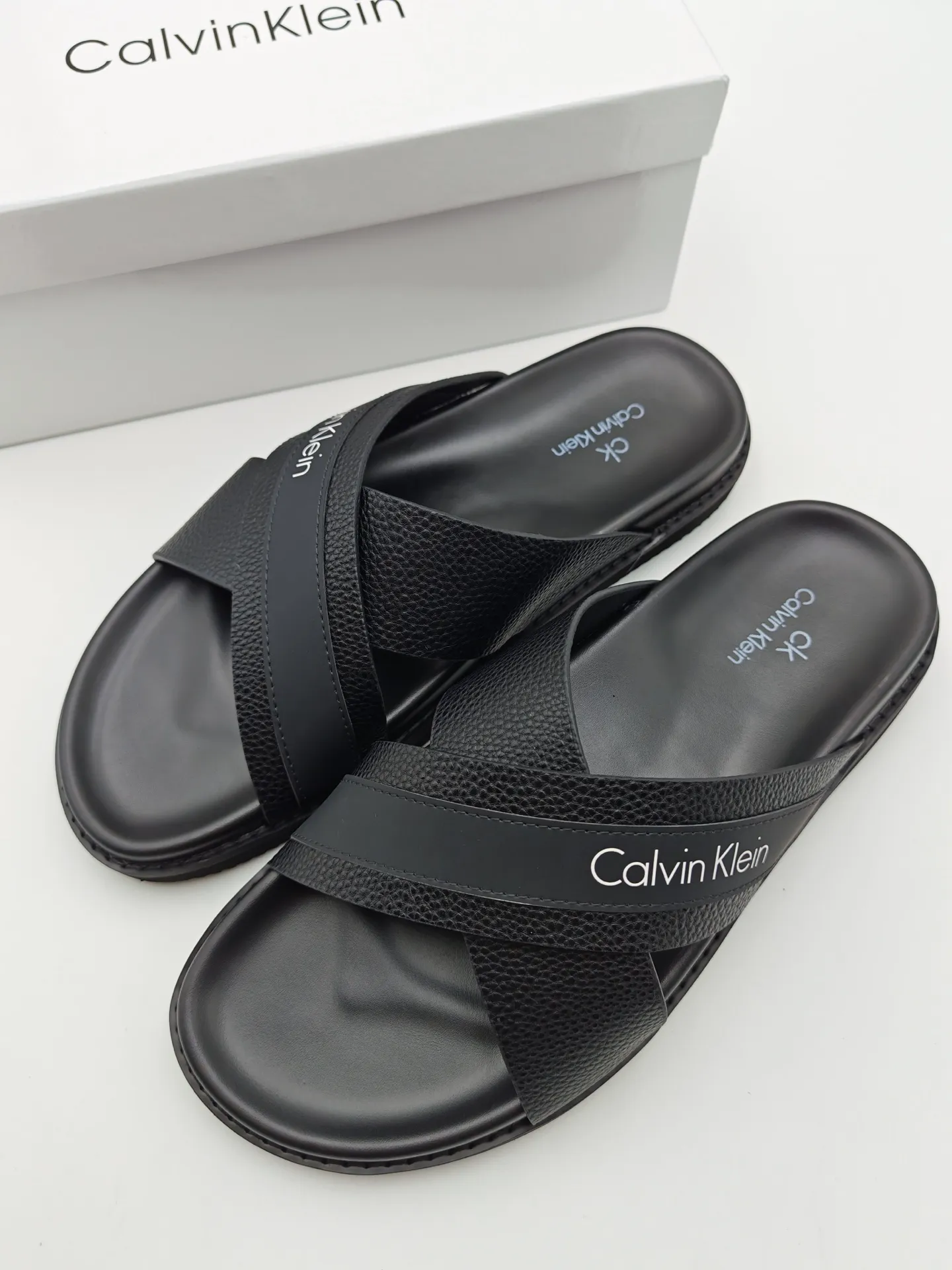 Men's shoes 💰300 Calvin Klein CK men's slippers, the upper of this slipper is made of imported cowhide, and the sole is also imported new EVA material. The foamed ultra-light outsole is more non-slip, three-dimensional and skin-friendly. Available from stock, long-term availability, Size: 38-46 yards.